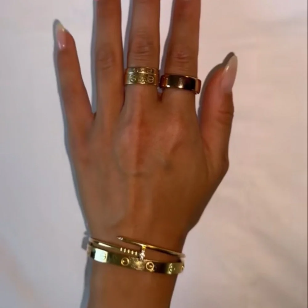Oura Ring in Rose Gold with Charging Base